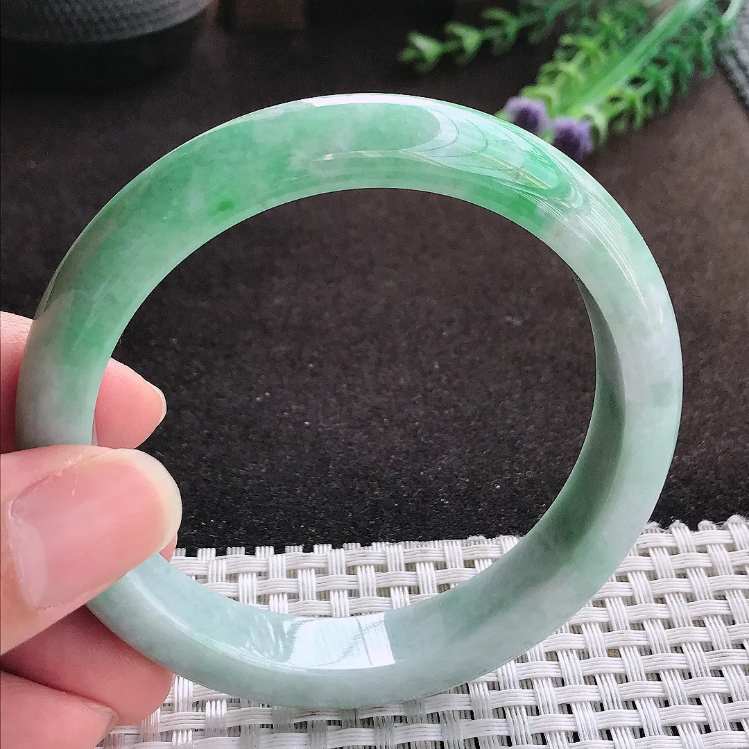 自然光59.5/12.2/8.3老坑精美温润飘绿手镯宽边翡翠玉镯手环