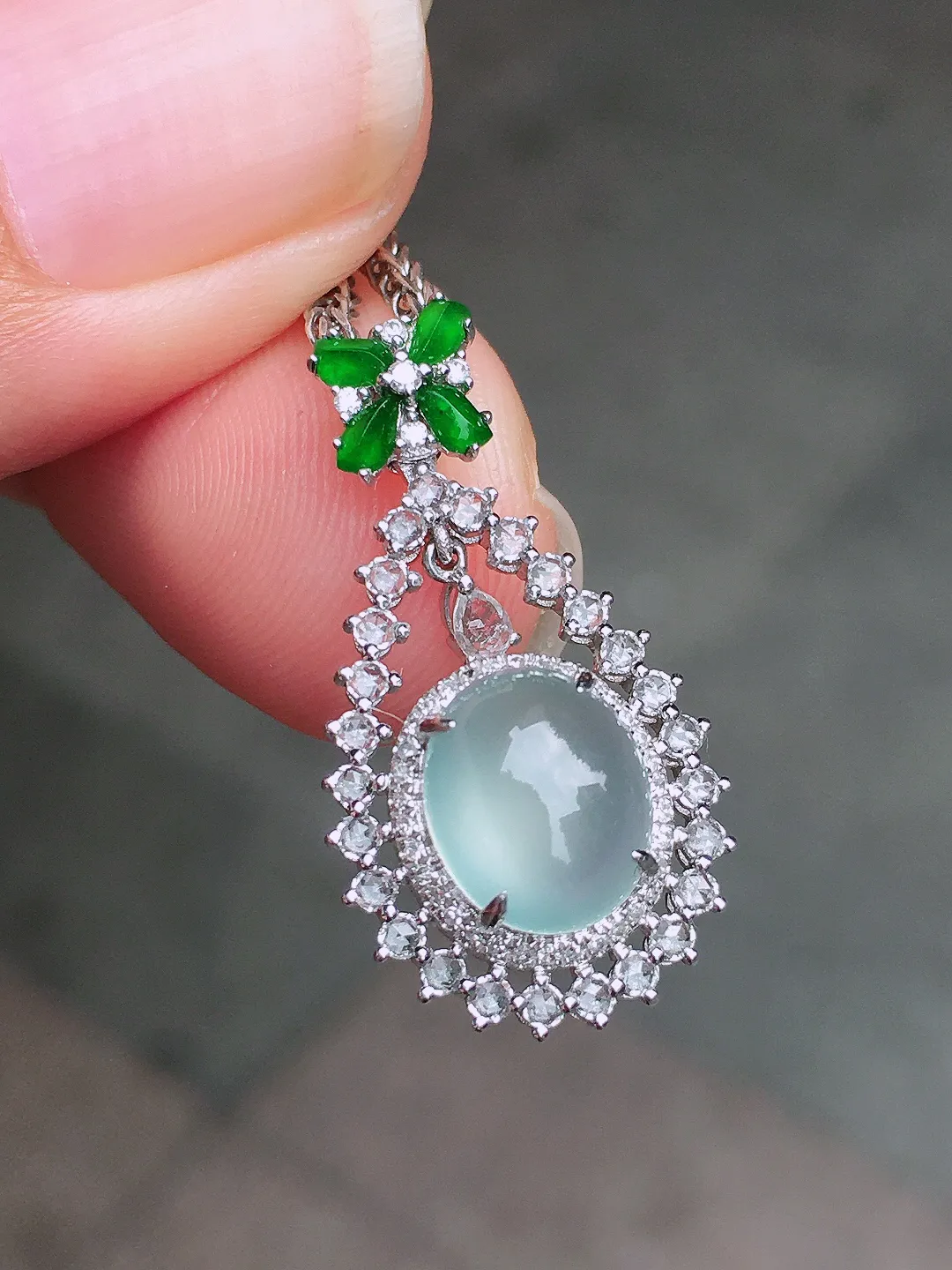 冰种蛋面吊坠，玉质细腻，荧光感超
强，饱满圆润，尽显优雅气质，18k
金豪华镶嵌