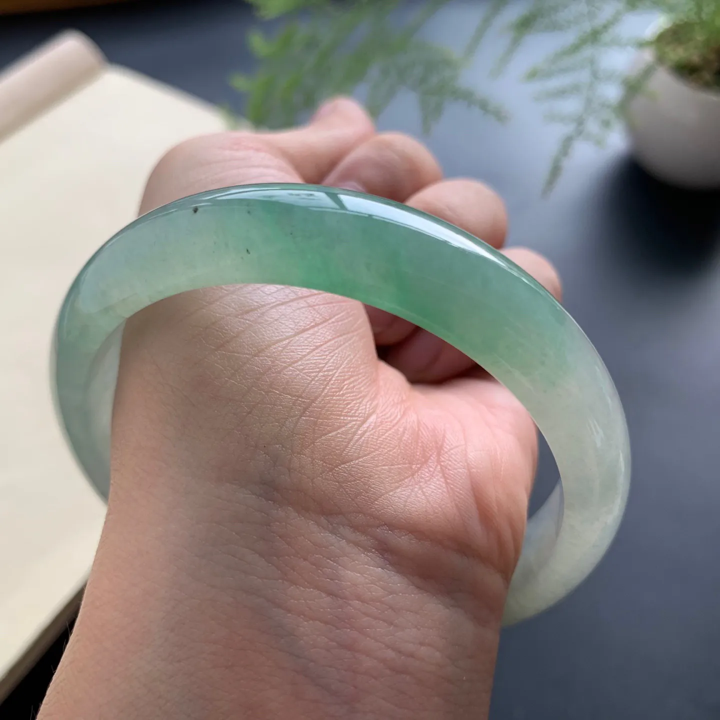 60圈口冰种飘绿正圈手镯 尺寸：60.3-13-7.3，无纹裂，水润透亮，胶感十足