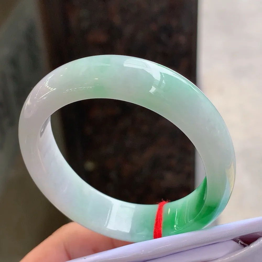 贵妃冰糯阳绿 无瑕 尺寸:54.1/45/13.4/7.4 色好