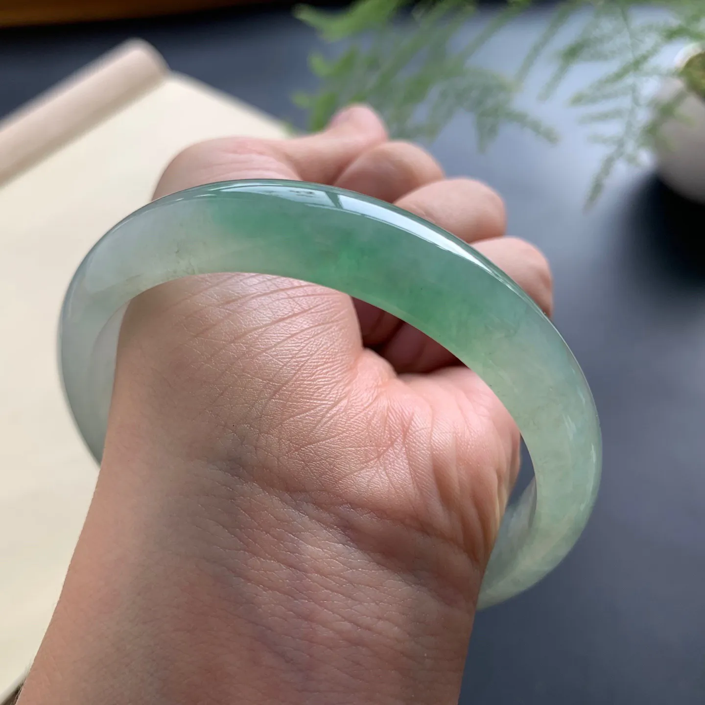 60圈口冰种飘绿正圈手镯 尺寸：60.3-13-7.3，无纹裂，水润透亮，胶感十足