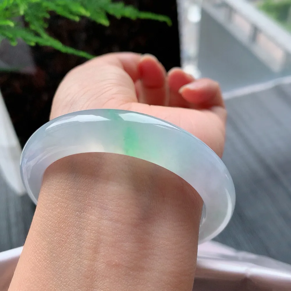 正圈冰玻阳绿 无瑕 尺寸:54.1/12/8.9 种色俱佳