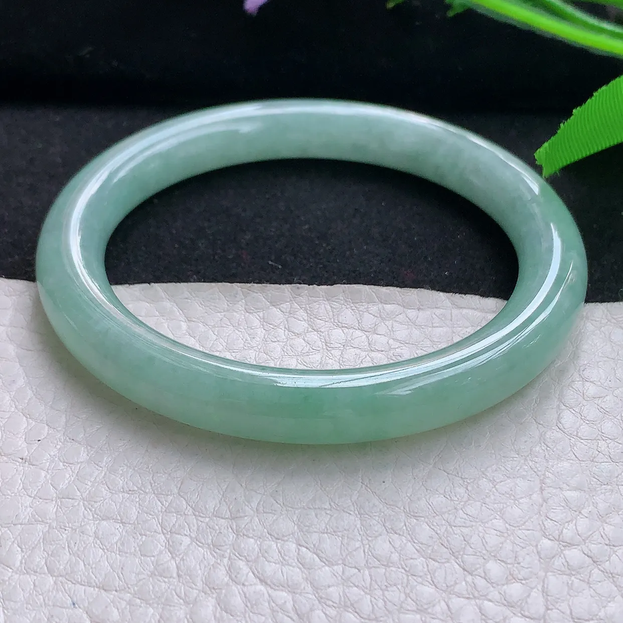 hy自然光57.5*8.7*8.9美人镯 天然缅甸翡翠浅绿水润圆条珠宝玉手镯