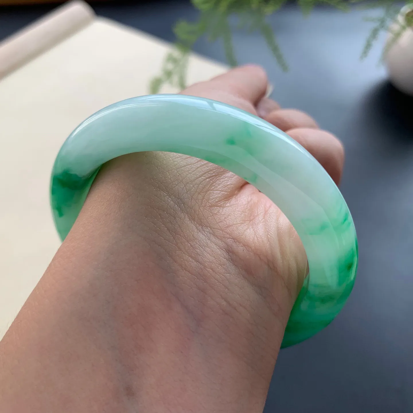 53.3圈口辣绿正圈手镯 尺寸：53.3–1-8.8，无纹裂，细腻光滑，色辣靓丽