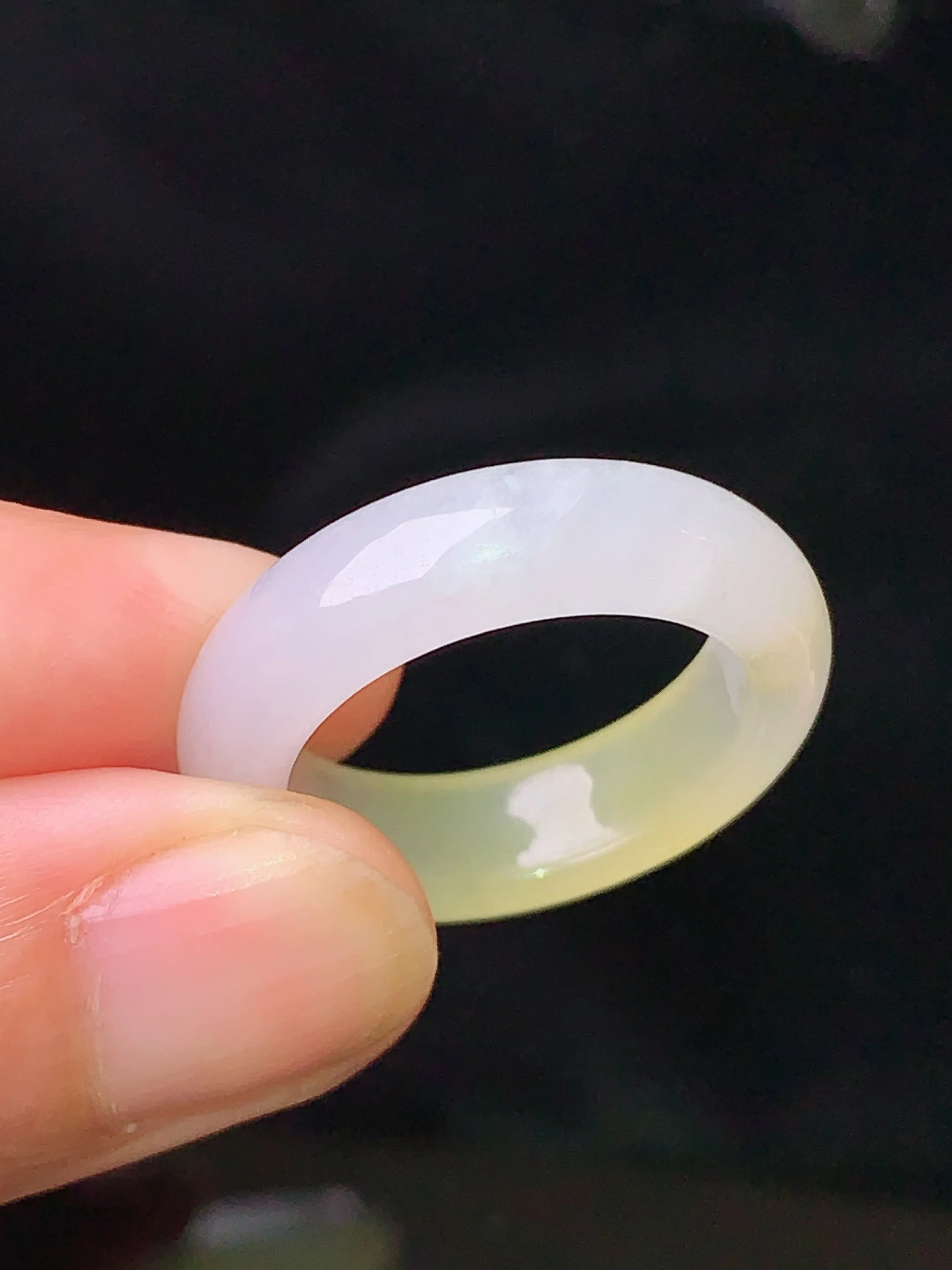 飘黄翡指环 玉质细腻 水润亮眼 色泽艳丽 圈口14.5 整体尺寸24.5*5.9*3.8