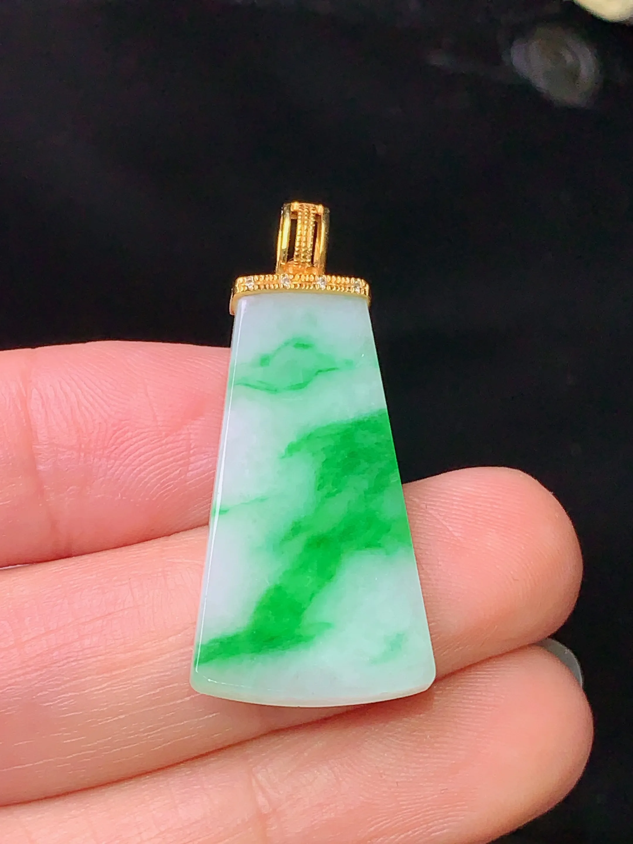 18k金钻镶嵌飘绿无事牌吊坠 玉质细腻 水润亮眼 色泽艳丽 整体尺寸34.5*15*2.7