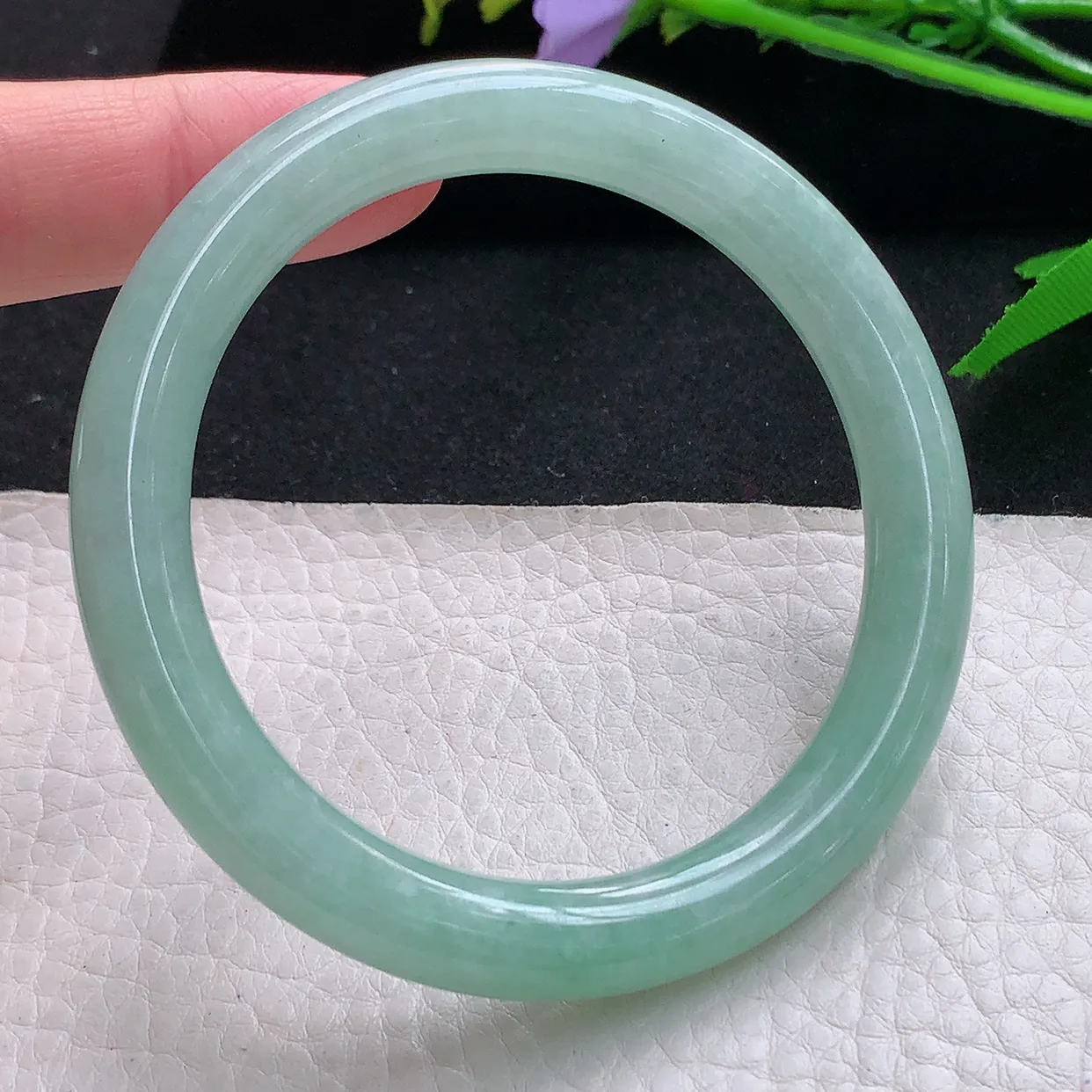 hy自然光57.5*8.7*8.9美人镯 天然缅甸翡翠浅绿水润圆条珠宝玉手镯