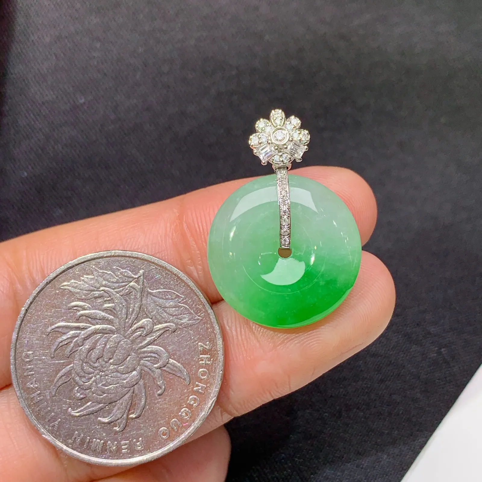 飘绿平安扣吊坠，18k金镶嵌，冰润色阳，玉质细腻，种水足 尺寸24.4*17.3*5