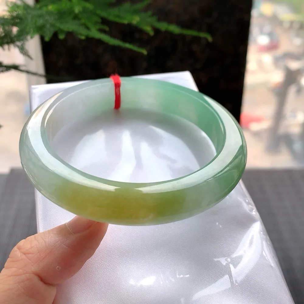 正圈冰黄加绿 无瑕 尺寸:63.1/12.6/9.9 种色兼备 大圈口