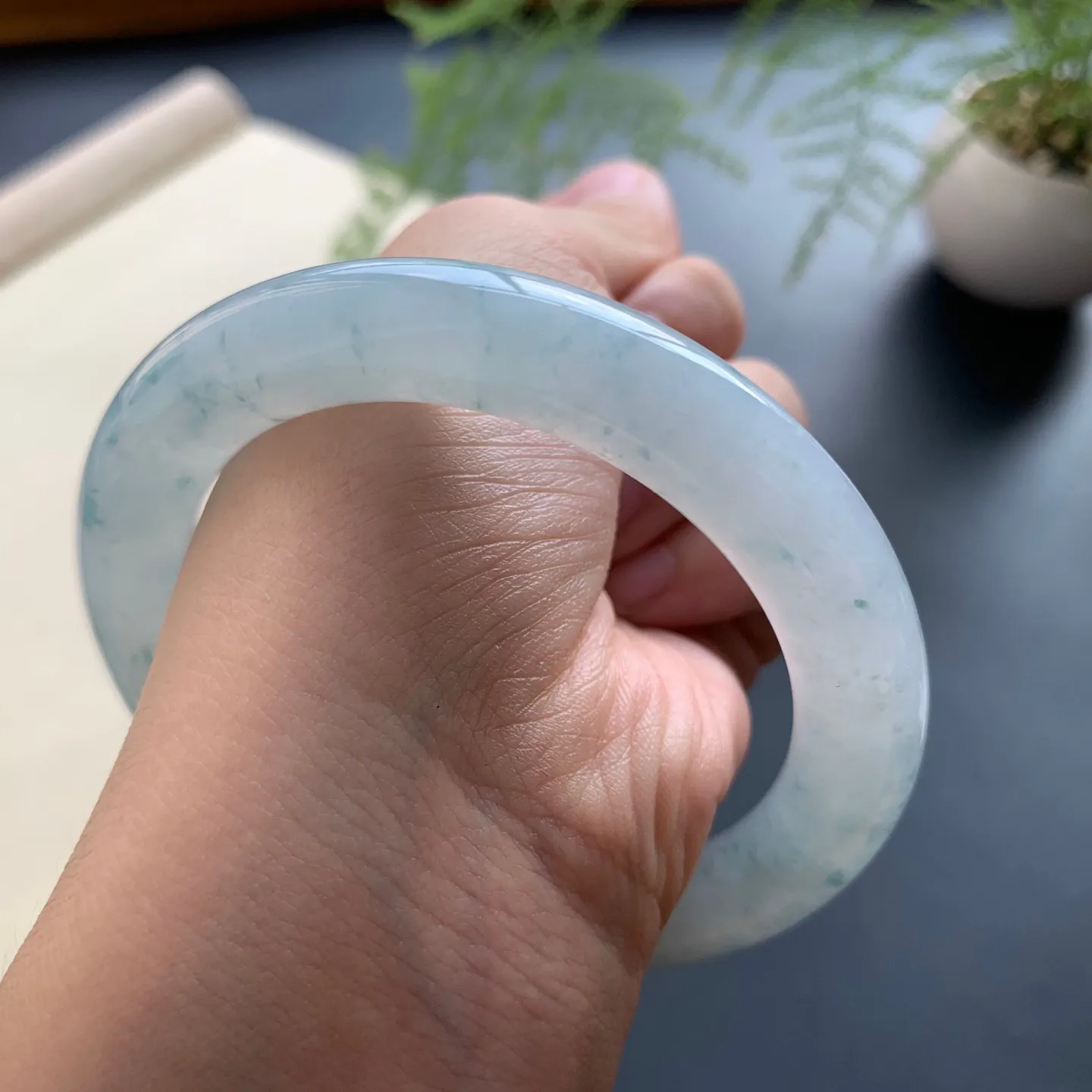 57.8圈口冰飘花圆条手镯 尺寸：57.8-11-10.6，无纹裂，水润饱满，花色灵动