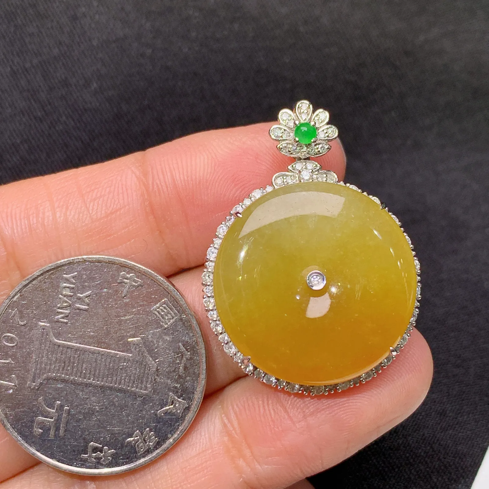 冰黄翡平安扣吊坠，18k金镶嵌，色泽鲜艳，水色超佳 尺寸32.1*23.7*8.8