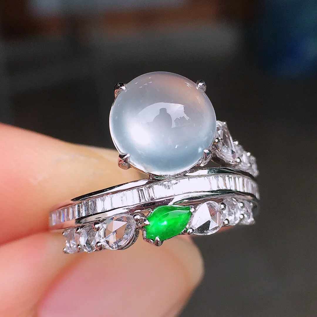 玻璃种蛋面戒指，玉质细腻，荧光感超
强，饱满圆润，尽显优雅气质，18k
金豪华镶嵌