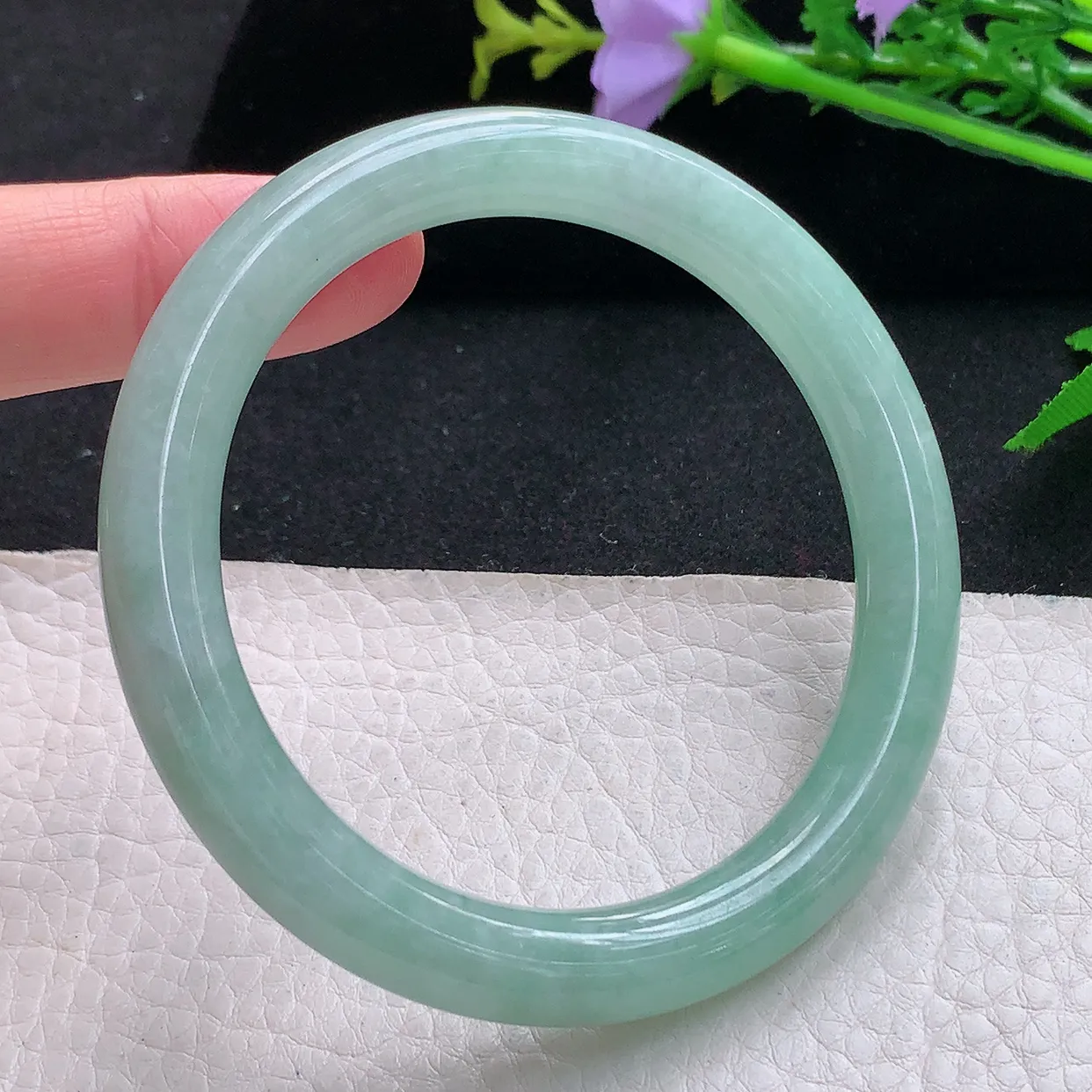 hy自然光57.5*8.7*8.9美人镯 天然缅甸翡翠浅绿水润圆条珠宝玉手镯