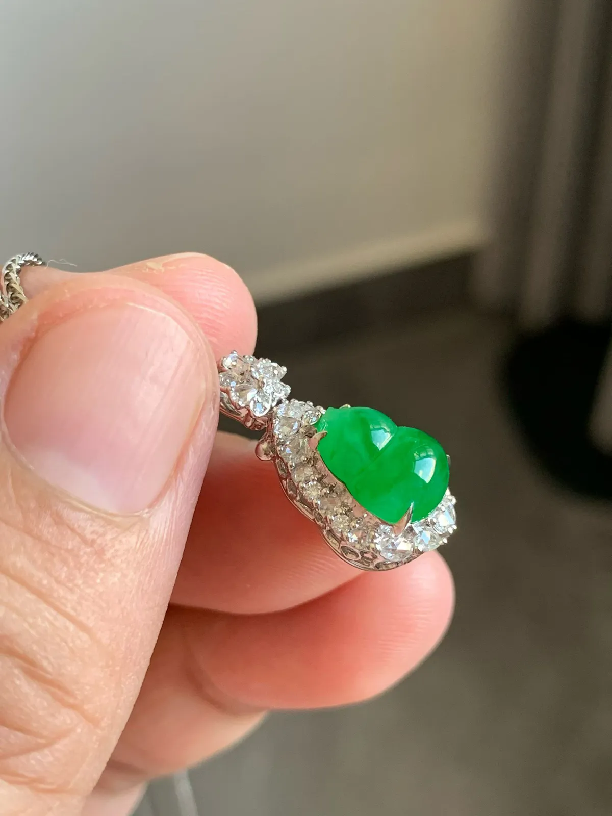 满色小葫芦吊坠
裸石10*8.5*5 整体尺寸20.5*11*9.5
18k金钻石镶嵌