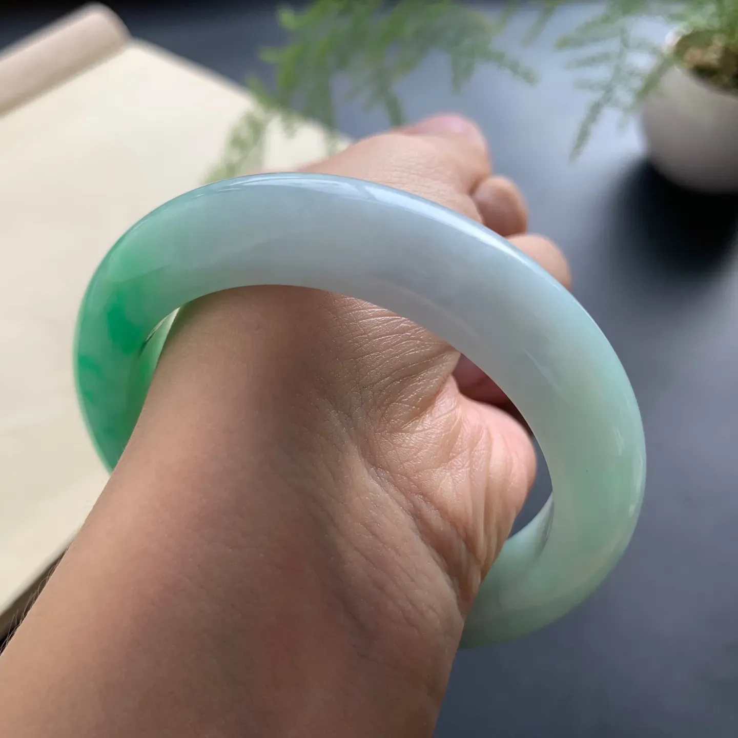 55圈口飘绿正圈手镯 尺寸：55-12.2-9.8，无纹裂，色泽靓丽，优美迷人