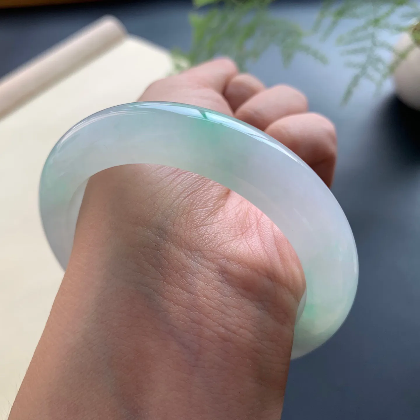 54圈口飘绿正圈手镯 尺寸：54-11.5-9，无纹裂，清爽干净，版型厚装