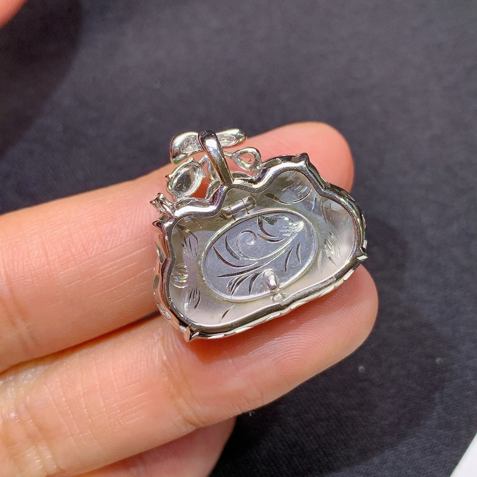 冰种黄翡如意锁吊坠，18k金镶嵌，色泽鲜艳，水色超佳 尺寸21.8*23.3*7.5