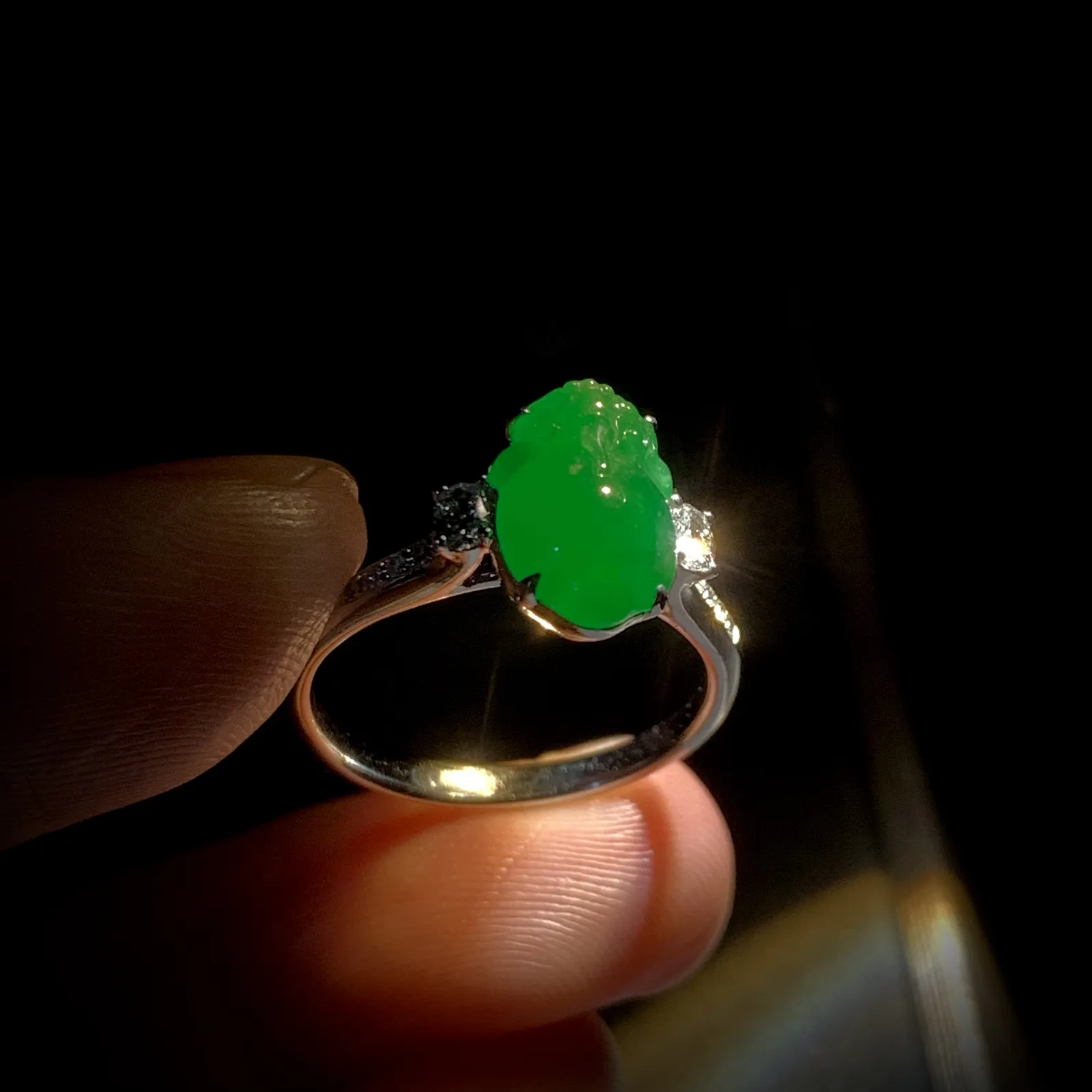 辣绿金蟾戒指，招财进宝，
裸石约10.6-7.2-4.2mm，13#，
18K金，南非钻，