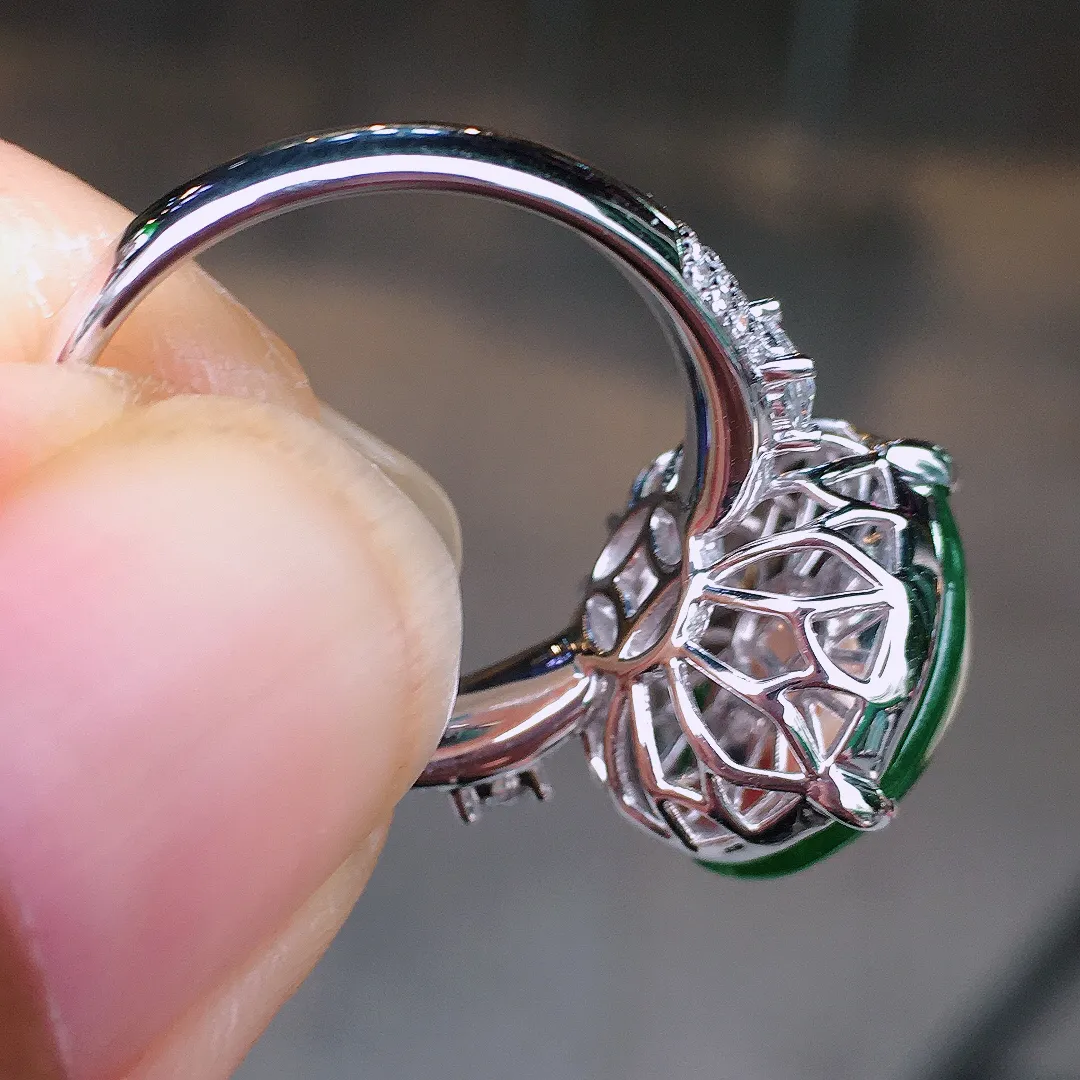 阳绿蛋面戒指，色泽均匀艳丽，玉质细腻，荧光感超
强，饱满圆润，尽显优雅气质，18k
金豪华镶嵌