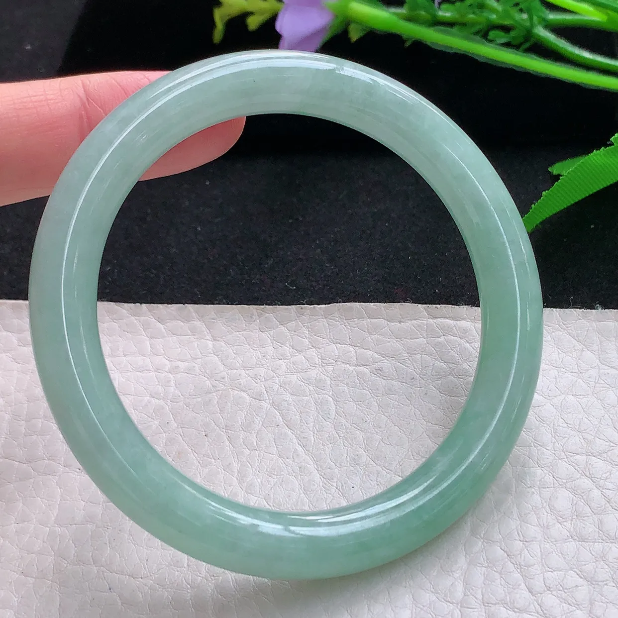 hy自然光57.5*8.7*8.9美人镯 天然缅甸翡翠浅绿水润圆条珠宝玉手镯