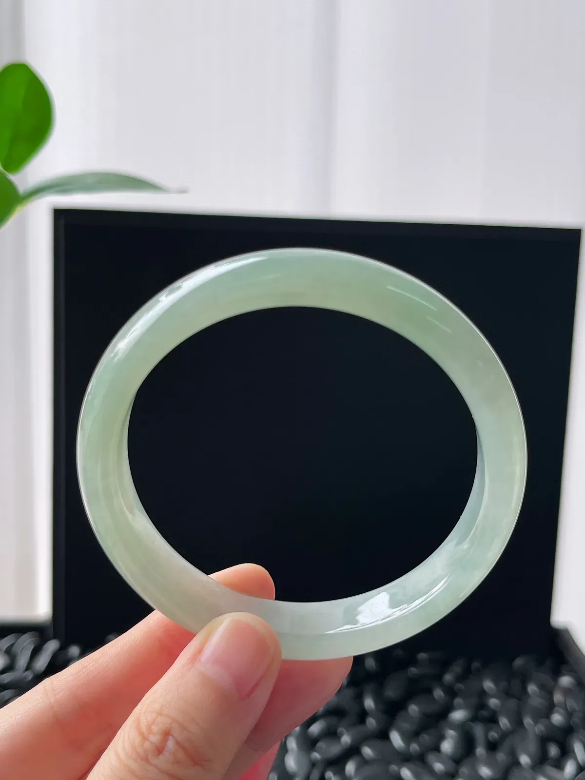 正圈57.8圈口，翡翠冰糯种浅绿色手镯