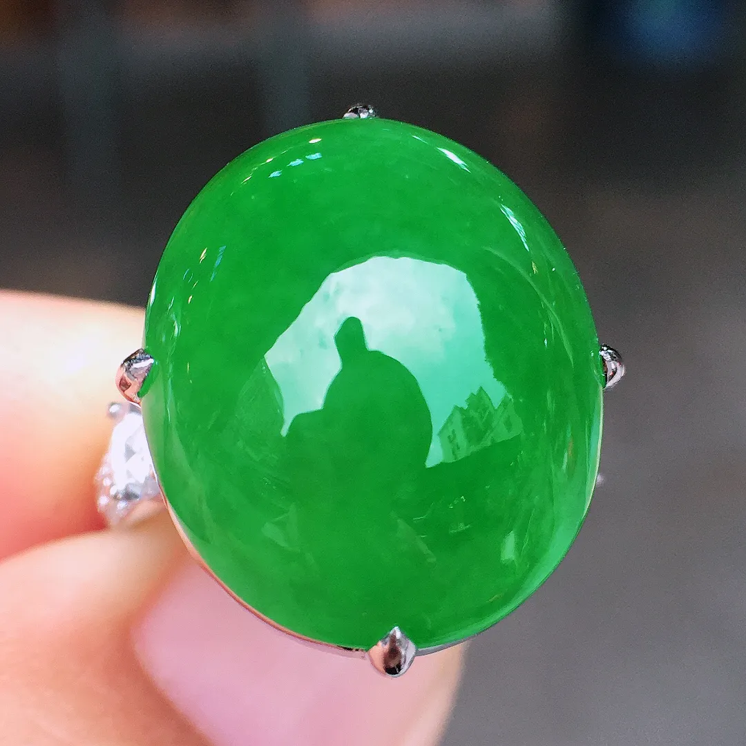 阳绿蛋面戒指，色泽均匀艳丽，玉质细腻，荧光感超
强，饱满圆润，简单大方，尽显优雅气质，18k
金豪华镶嵌