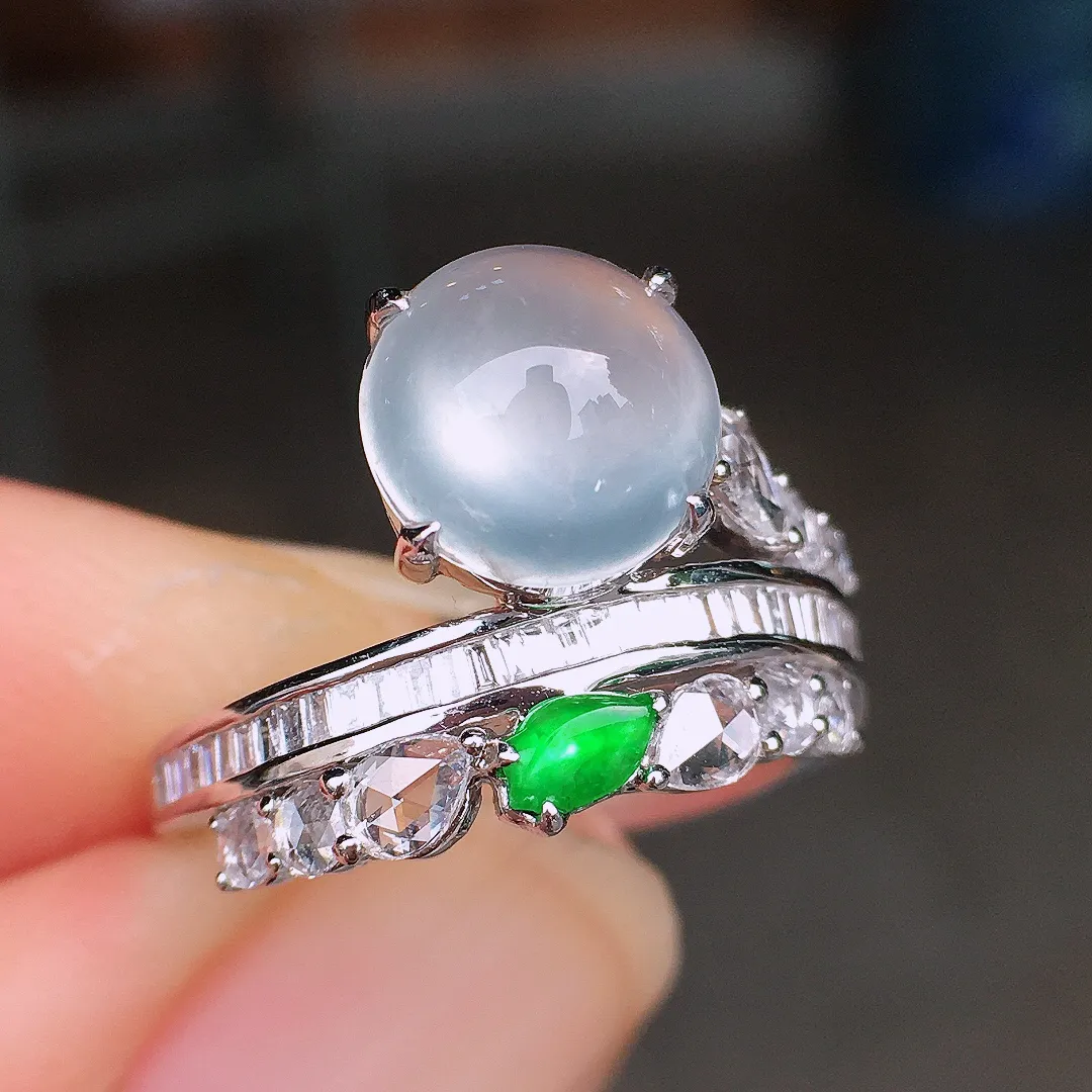 玻璃种蛋面戒指，玉质细腻，荧光感超
强，饱满圆润，尽显优雅气质，18k
金豪华镶嵌