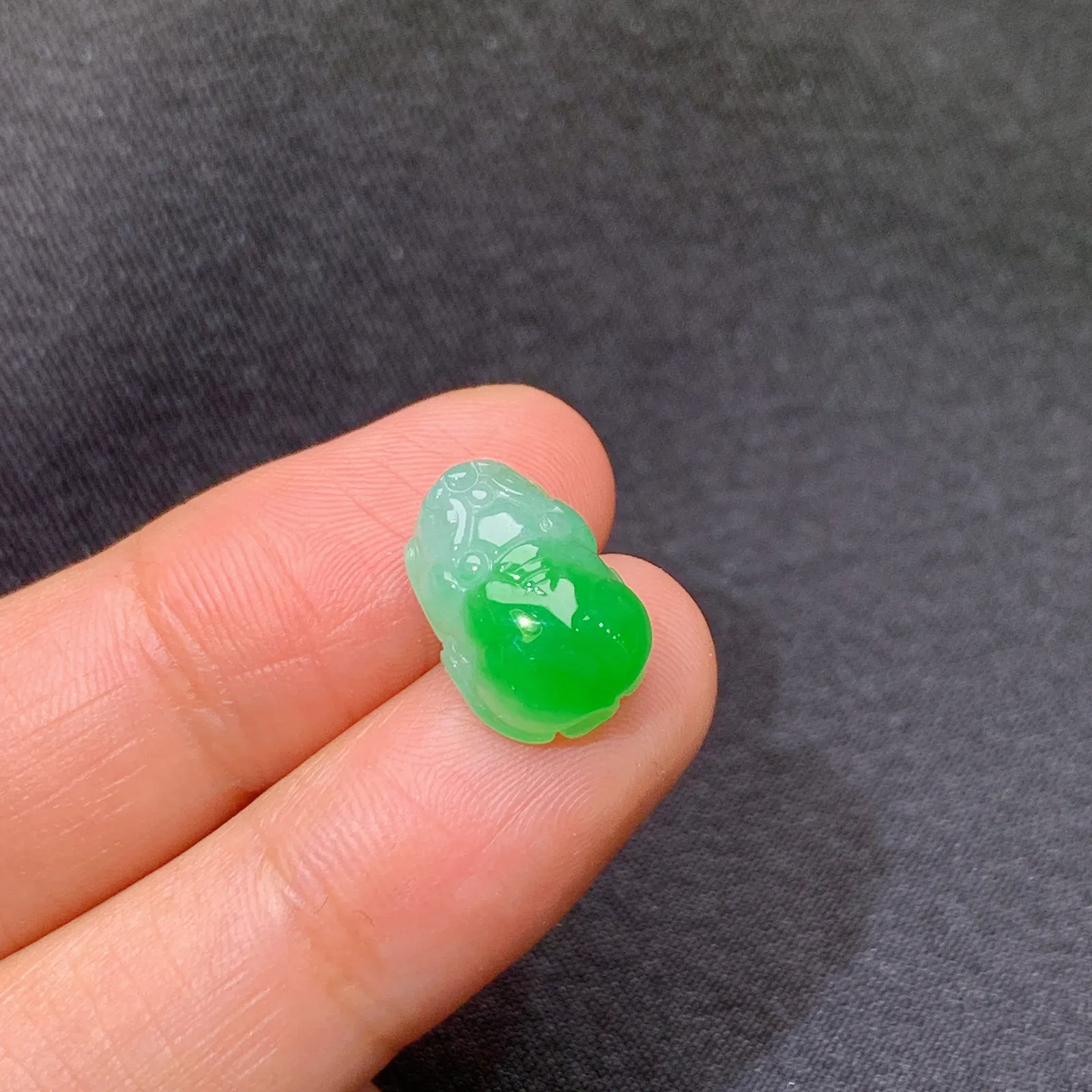 冰飘绿貔貅，冰润色阳，玉质细腻，种水足 尺寸13.5*9.2*5.2