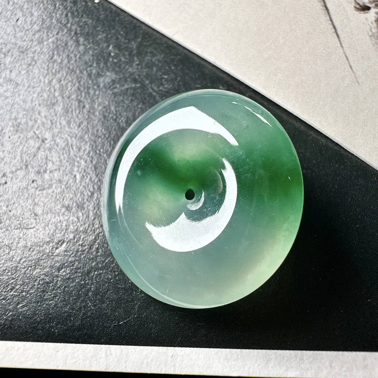 【冰种飘绿平安扣】质地细腻，品质很好，冰感十足，胶感明显，收藏品质