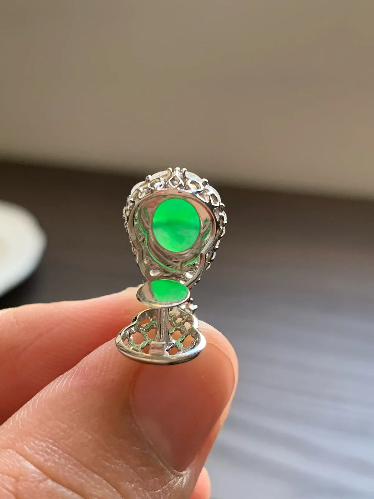 满色小葫芦吊坠
裸石10*8.5*5 整体尺寸20.5*11*9.5
18k金钻石镶嵌