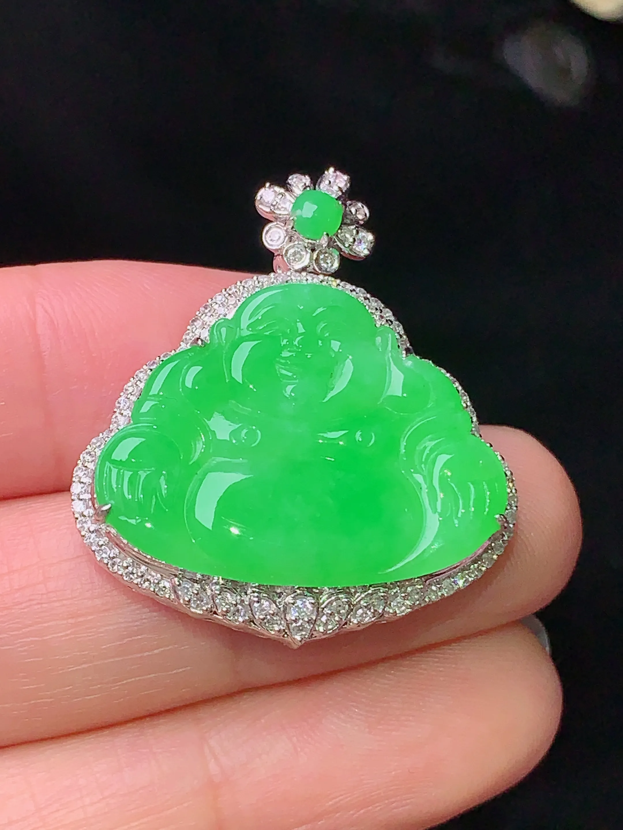 18k金钻镶嵌翠绿佛公吊坠 玉质细腻 水润亮眼 色泽艳丽 整体尺寸30.2*26.5*7.7