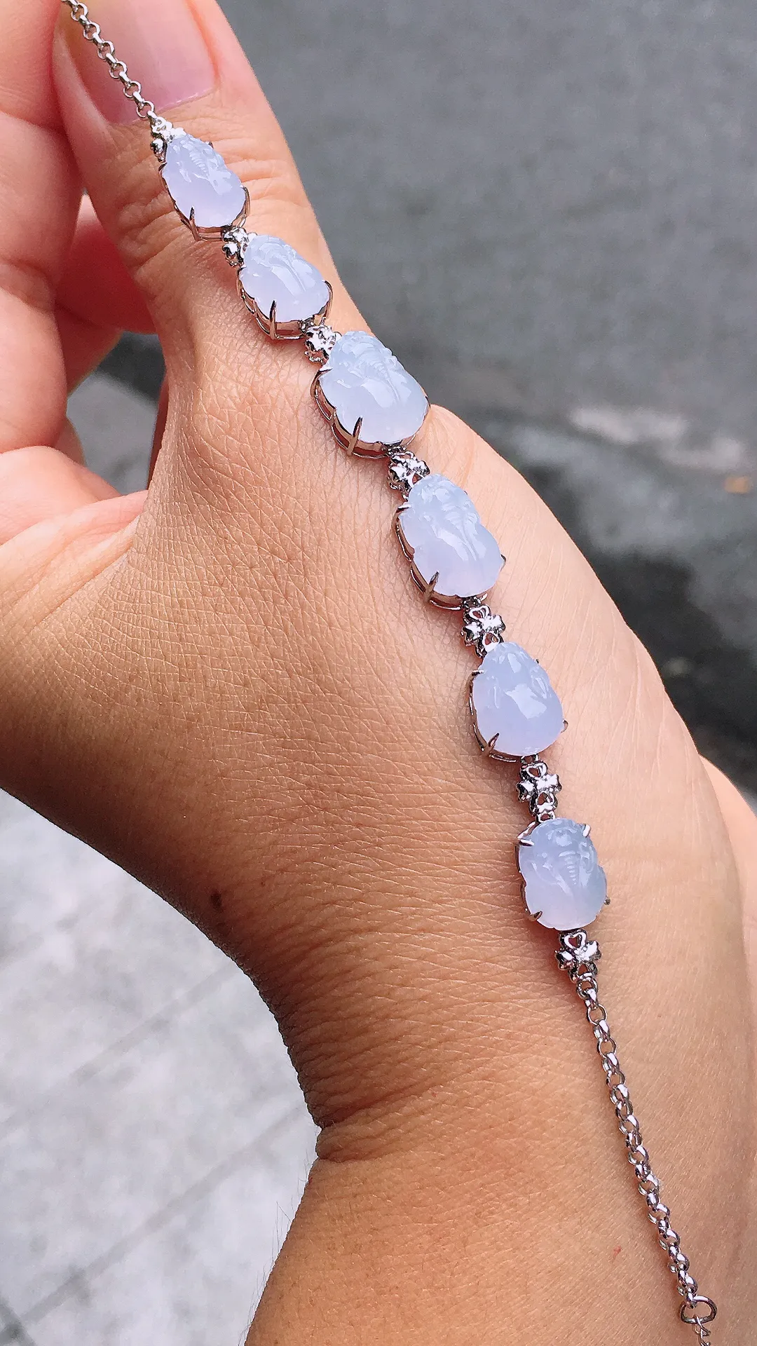 紫罗兰貔貅手链，色泽均匀艳丽，玉质细腻，荧光感超
强，饱满圆润，尽显优雅气质，18k
金豪华镶嵌