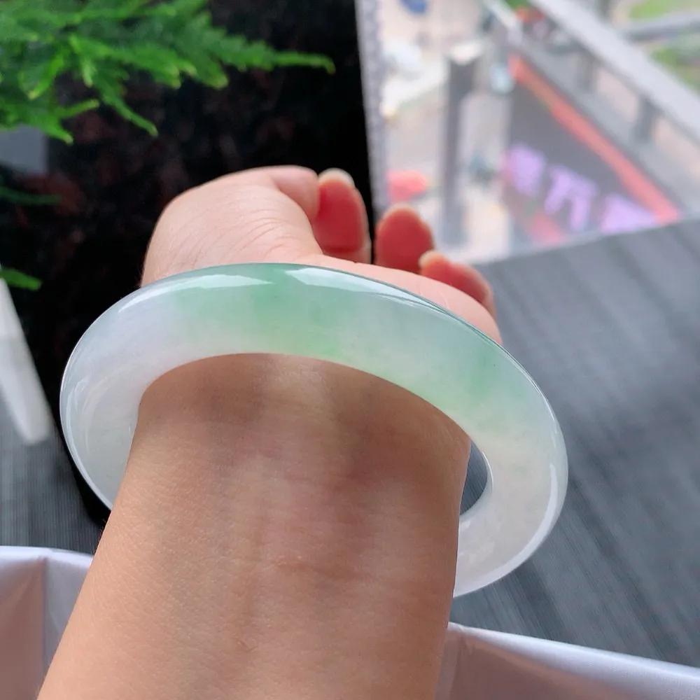 圆条高冰阳绿 无瑕 尺寸:58.7/12.7 种色俱佳