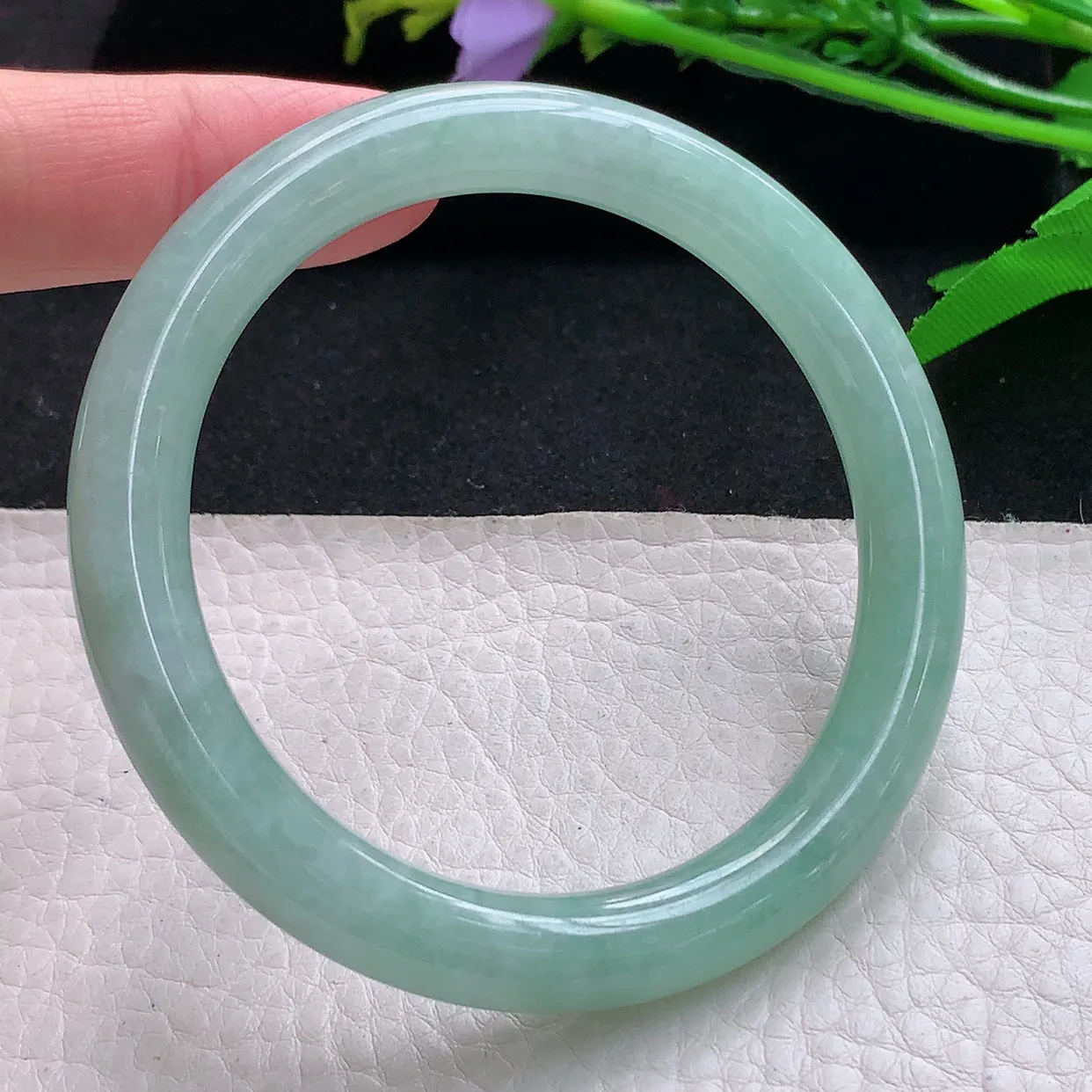 hy自然光57.5*8.7*8.9美人镯 天然缅甸翡翠浅绿水润圆条珠宝玉手镯