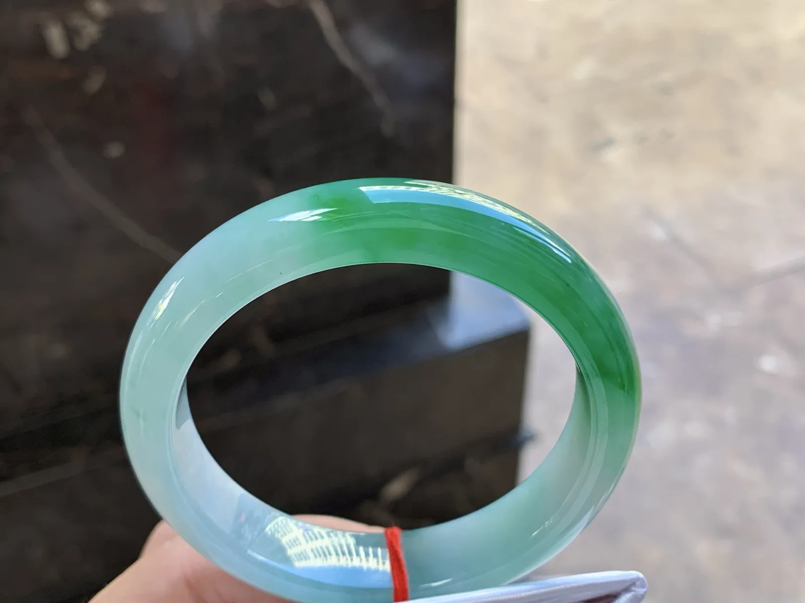 59-14-8.8

浓绿色手镯^_^颜色鲜艳 玉质温润