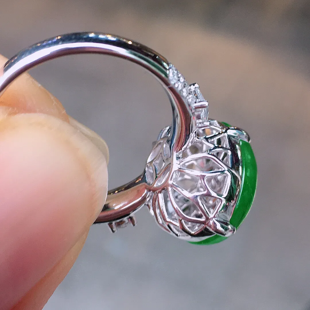 阳绿蛋面戒指，色泽均匀艳丽，玉质细腻，荧光感超
强，饱满圆润，简单大方，尽显优雅气质，18k
金豪华镶嵌