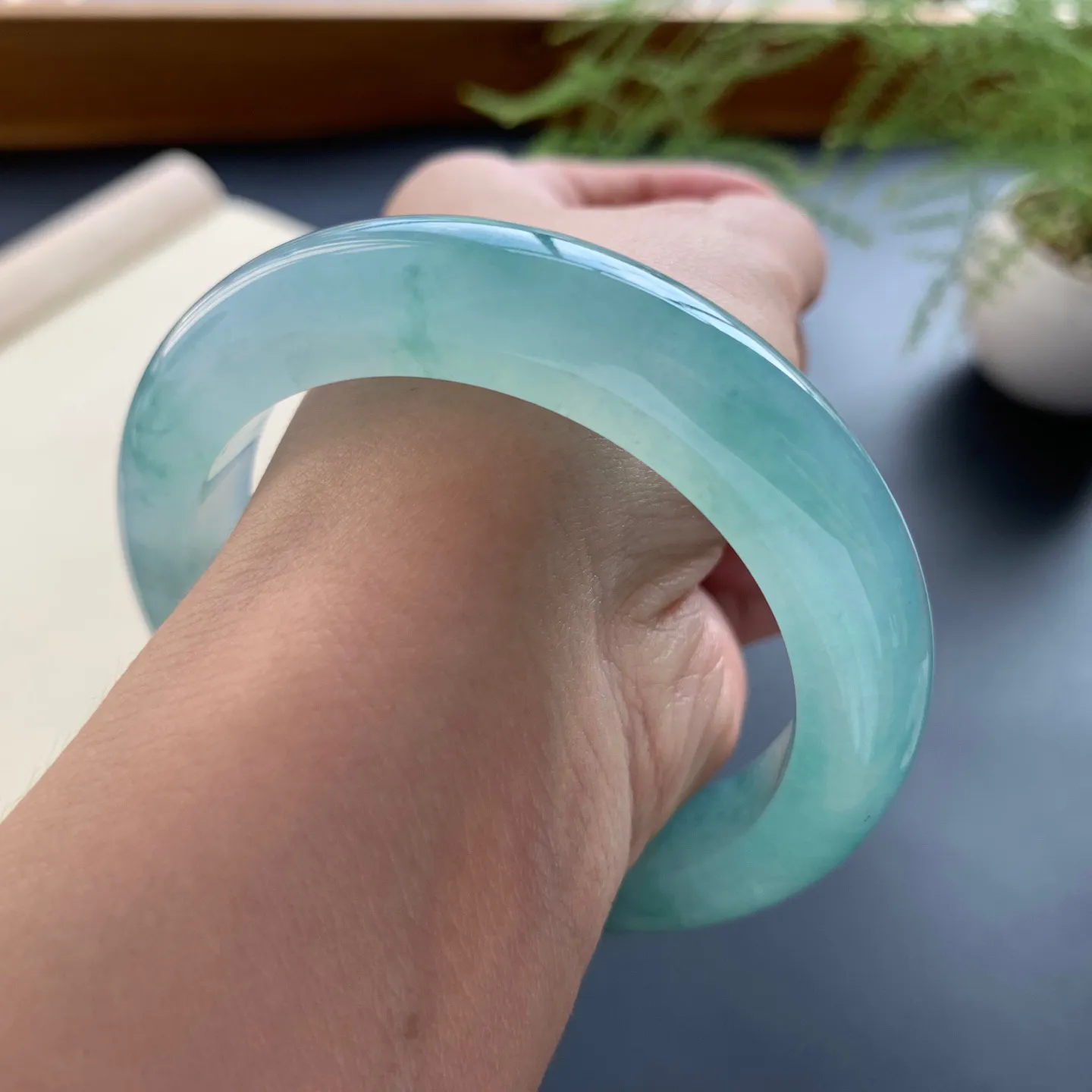 53.5圈口冰种飘花正圈手镯 尺寸：53.5-11.8-9.6，无纹裂，冰透水润，胶感十足