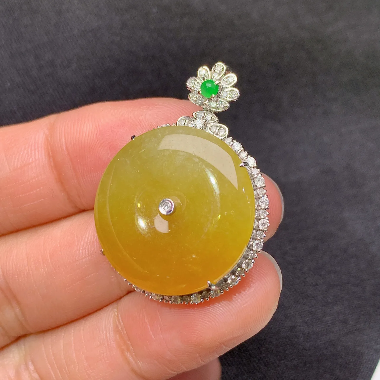 冰黄翡平安扣吊坠，18k金镶嵌，色泽鲜艳，水色超佳 尺寸32.1*23.7*8.8