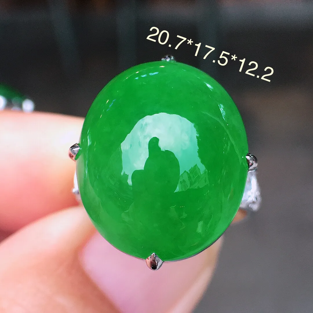 阳绿蛋面戒指，色泽均匀艳丽，玉质细腻，荧光感超
强，饱满圆润，简单大方，尽显优雅气质，18k
金豪华镶嵌