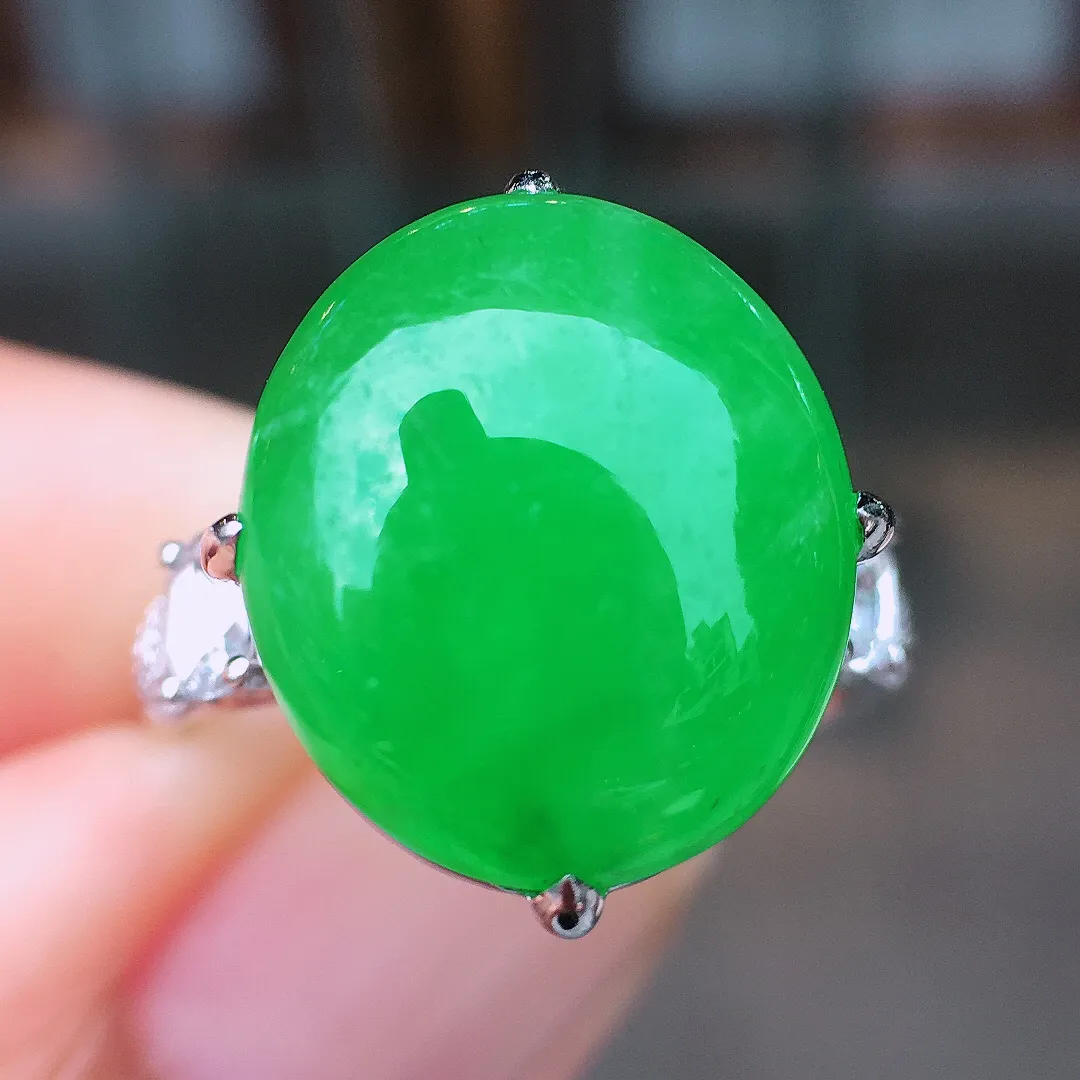 阳绿蛋面戒指，色泽均匀艳丽，玉质细腻，荧光感超
强，饱满圆润，简单大方，尽显优雅气质，18k
金豪华镶嵌