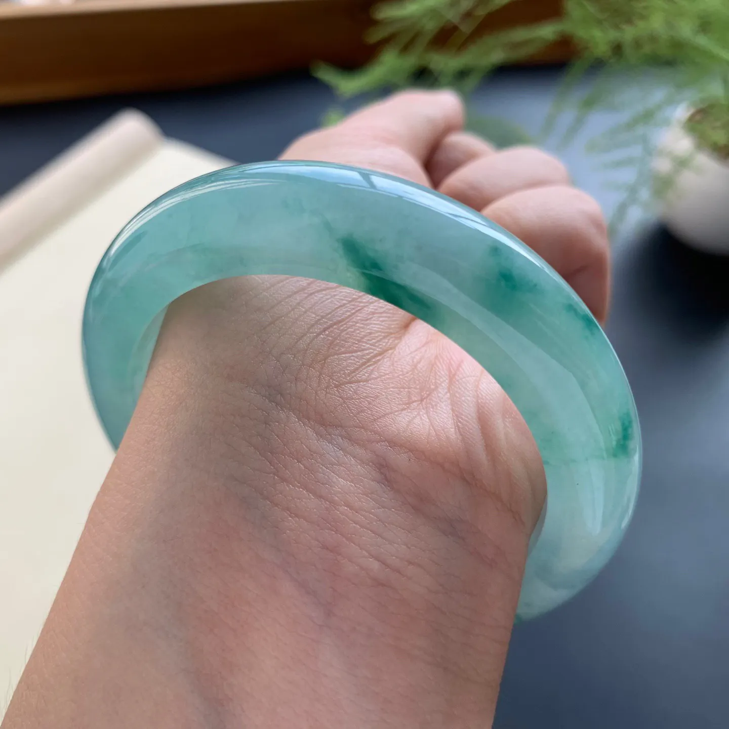 53.5圈口冰种飘花正圈手镯 尺寸：53.5-11.8-9.6，无纹裂，冰透水润，胶感十足