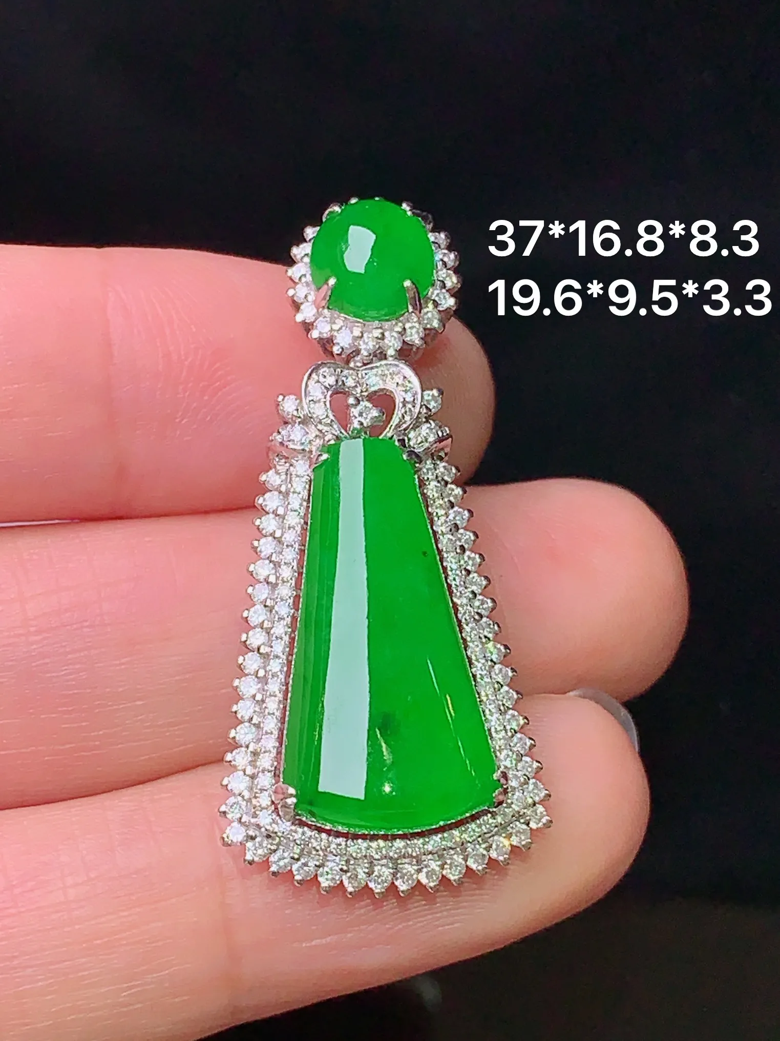 18k金钻镶嵌满绿玉柱吊坠 玉质细腻 水润亮眼 色泽艳丽 整体尺寸37*16.8*8.3