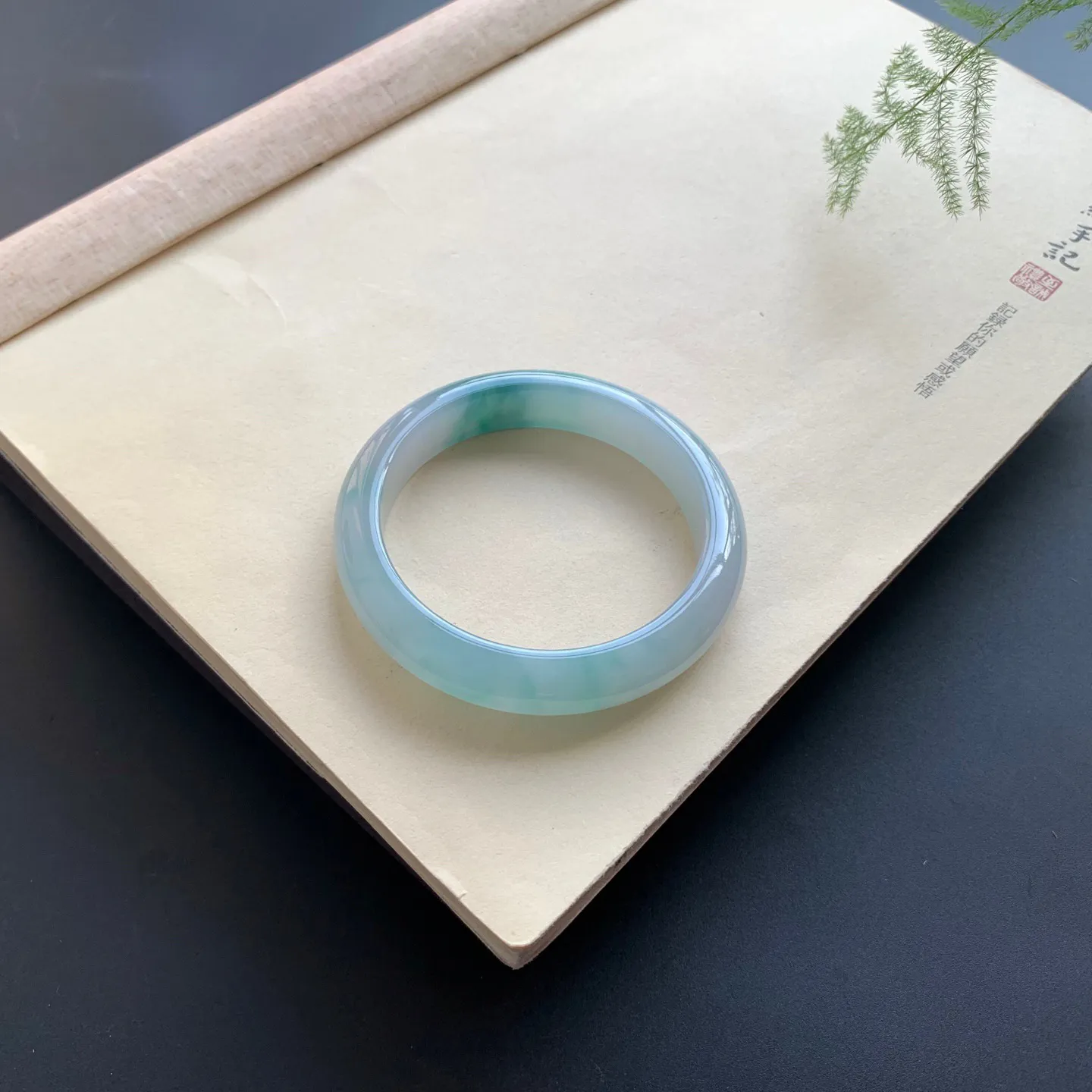 56.8圈口飘蓝花正圈手镯 尺寸：56.8-11.8-8.3，无纹裂，细腻光滑，花色浓郁
