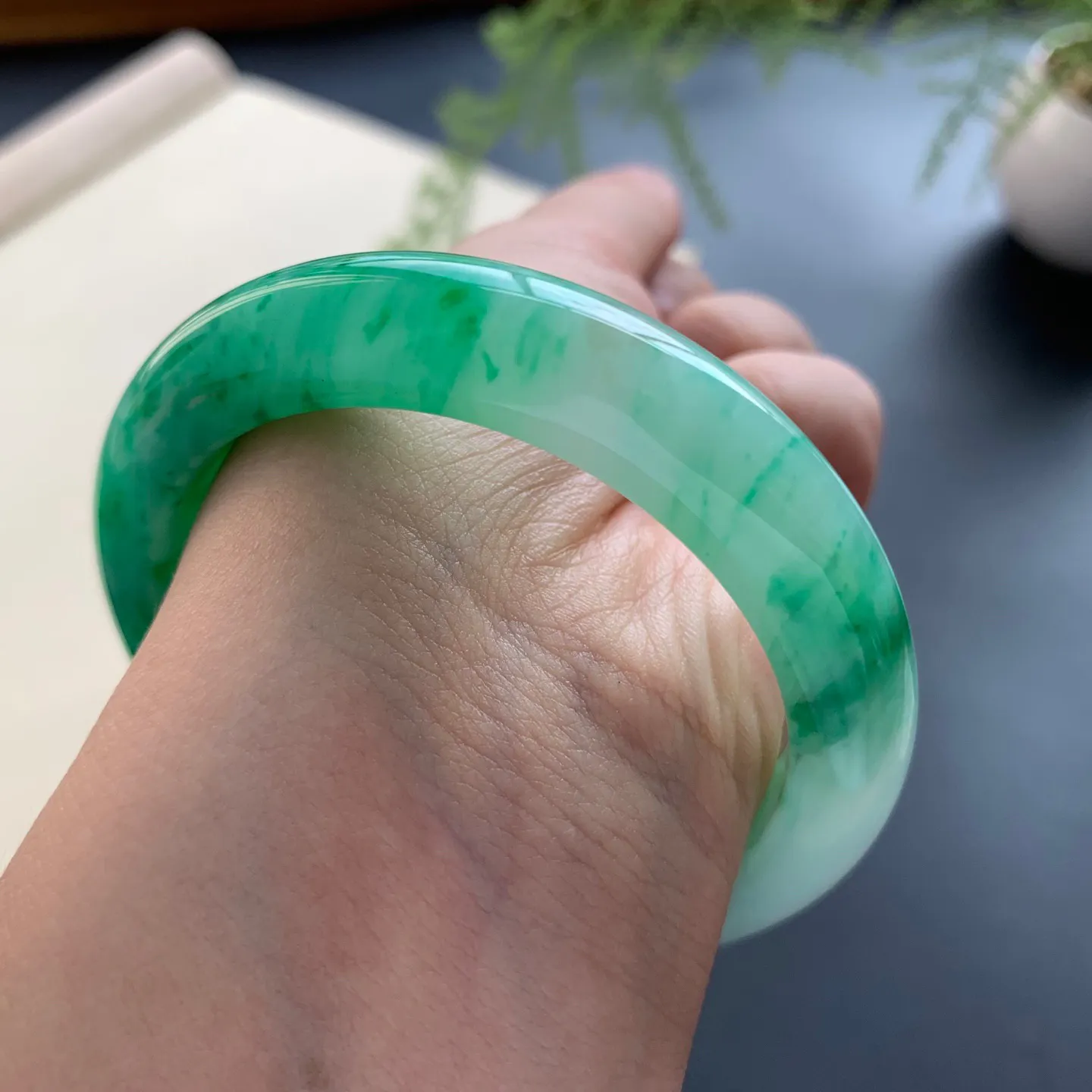 53.3圈口辣绿正圈手镯 尺寸：53.3–1-8.8，无纹裂，细腻光滑，色辣靓丽