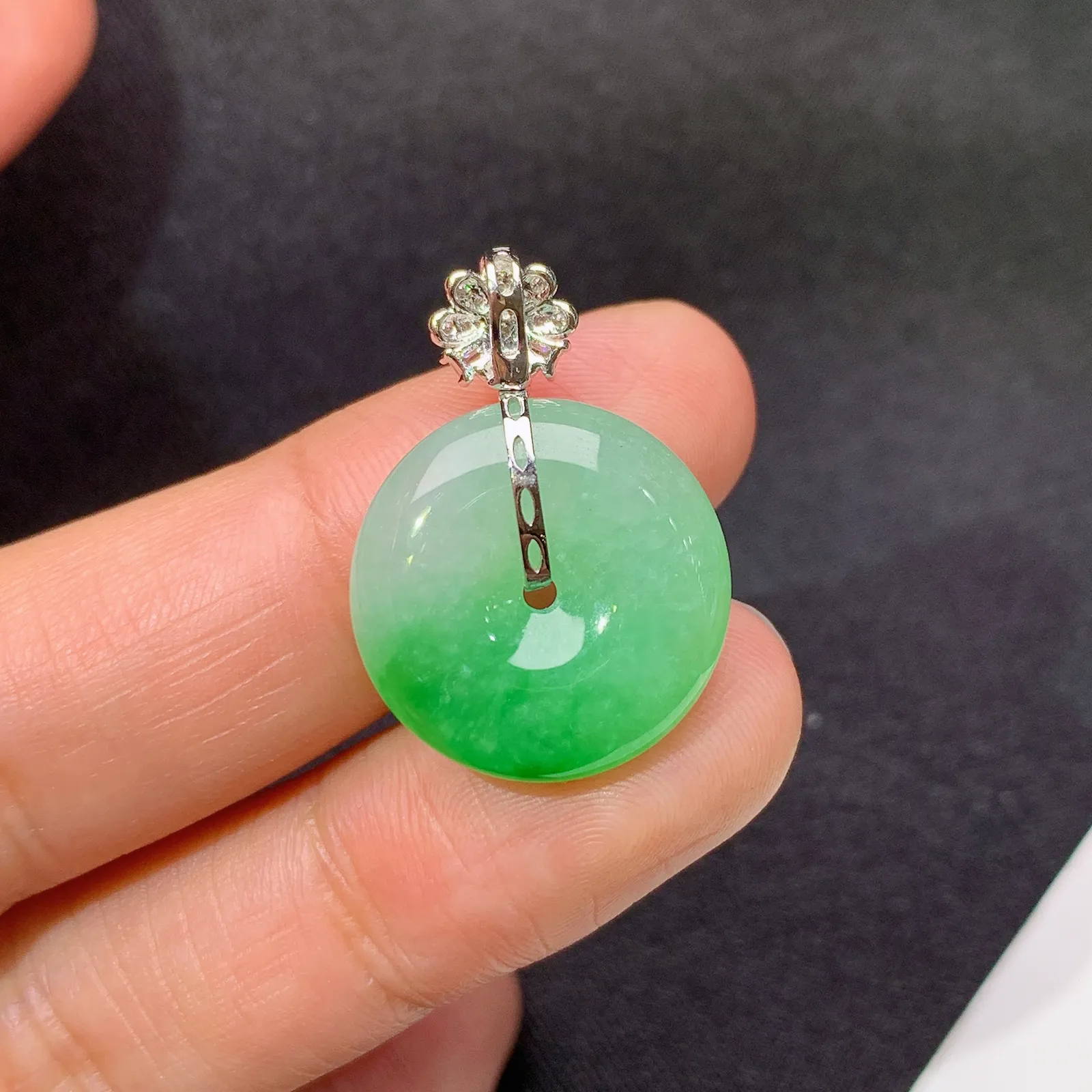 飘绿平安扣吊坠，18k金镶嵌，冰润色阳，玉质细腻，种水足 尺寸24.4*17.3*5
