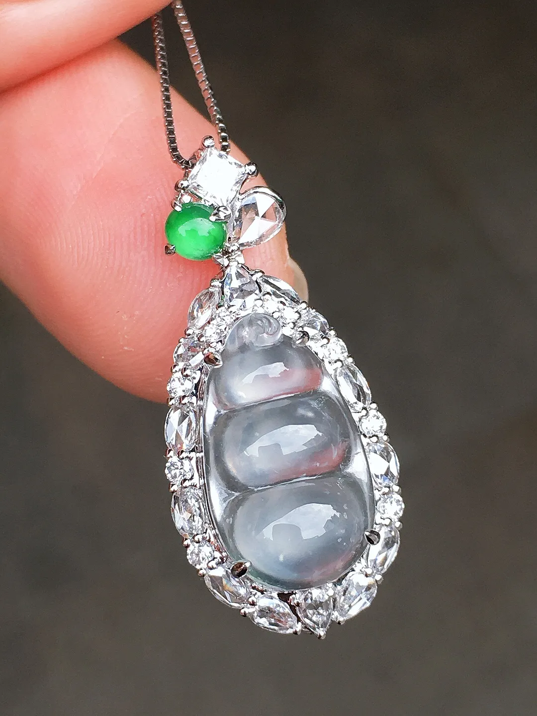 玻璃种福豆吊坠，玉质细腻，荧光感超
强，饱满圆润，尽显优雅气质，18k
金豪华镶嵌