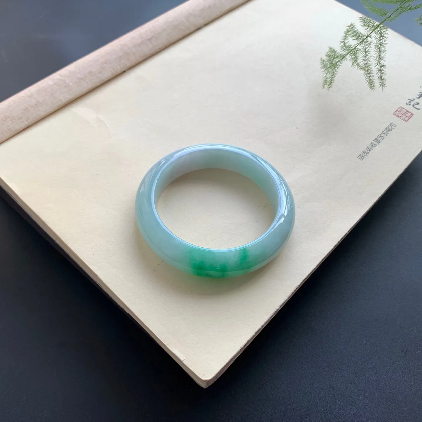 55圈口飘绿正圈手镯 尺寸：55-13.8-8.8，无纹裂，细腻光滑，版型厚装