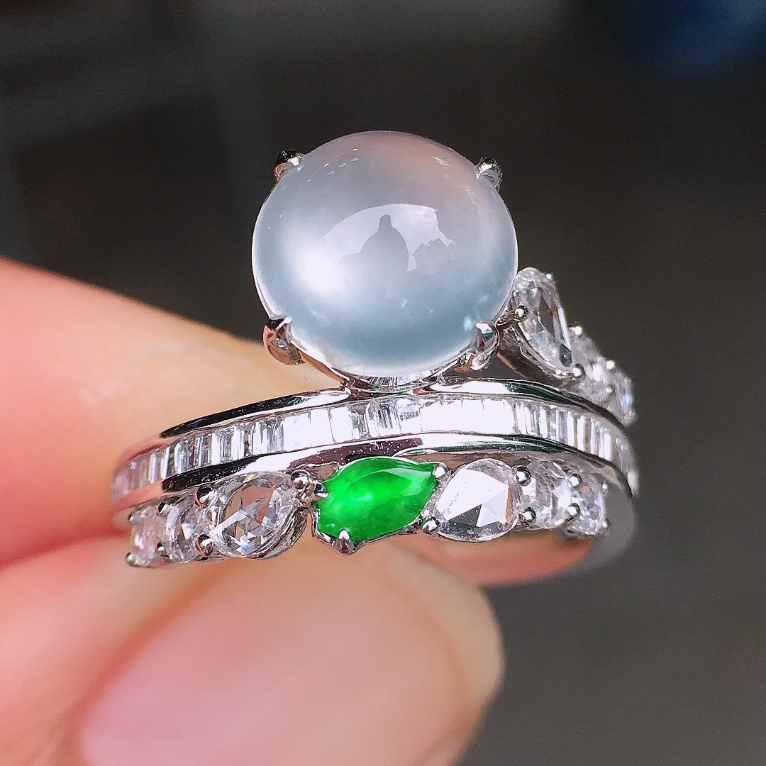 玻璃种蛋面戒指，玉质细腻，荧光感超
强，饱满圆润，尽显优雅气质，18k
金豪华镶嵌