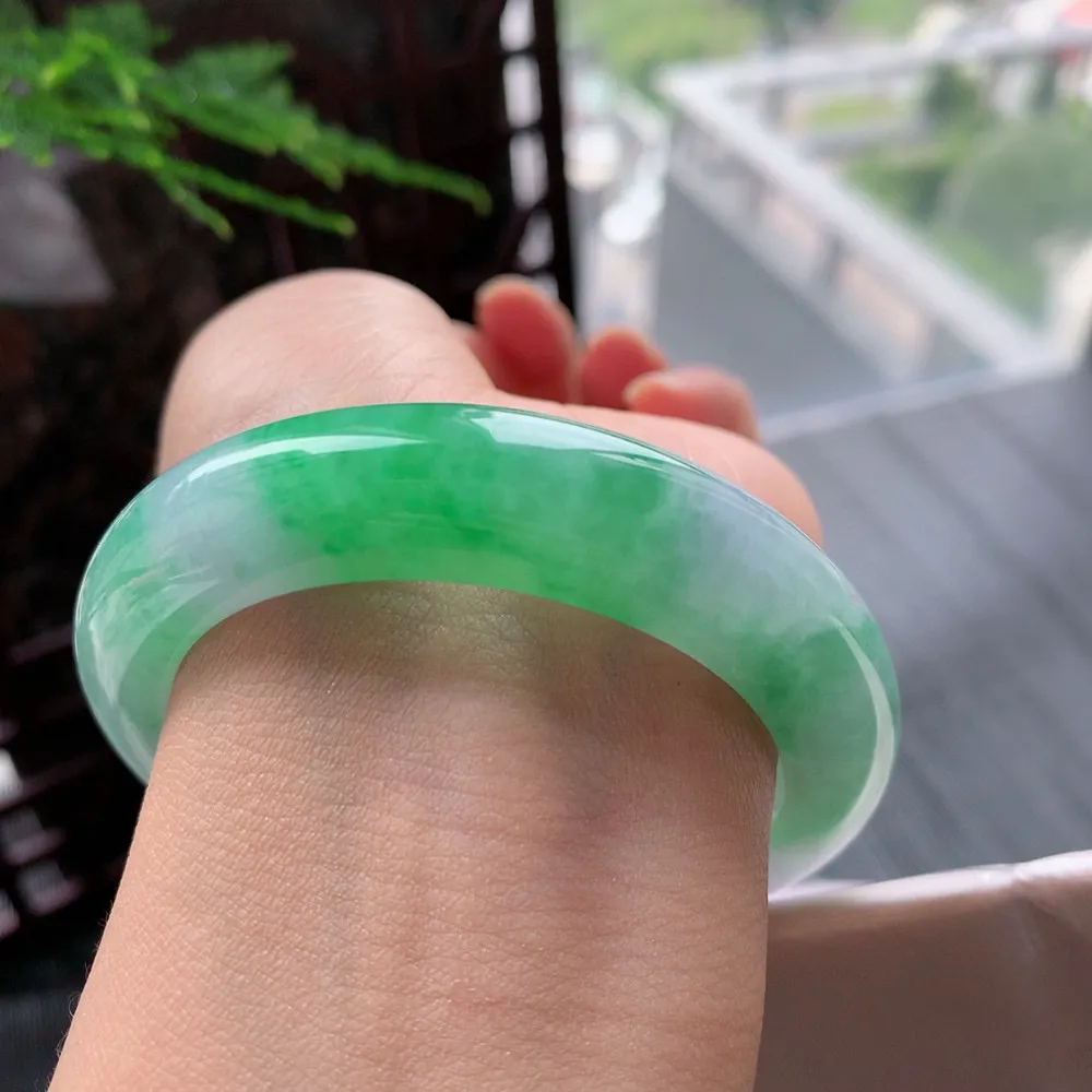 正圈冰糯阳绿 无纹裂 尺寸:53.7/12.8/9.9 色好