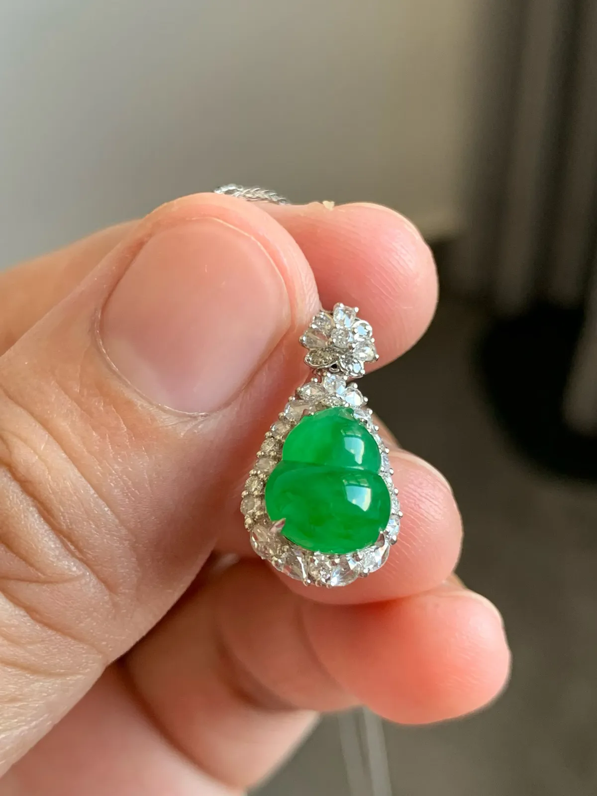 满色小葫芦吊坠
裸石10*8.5*5 整体尺寸20.5*11*9.5
18k金钻石镶嵌